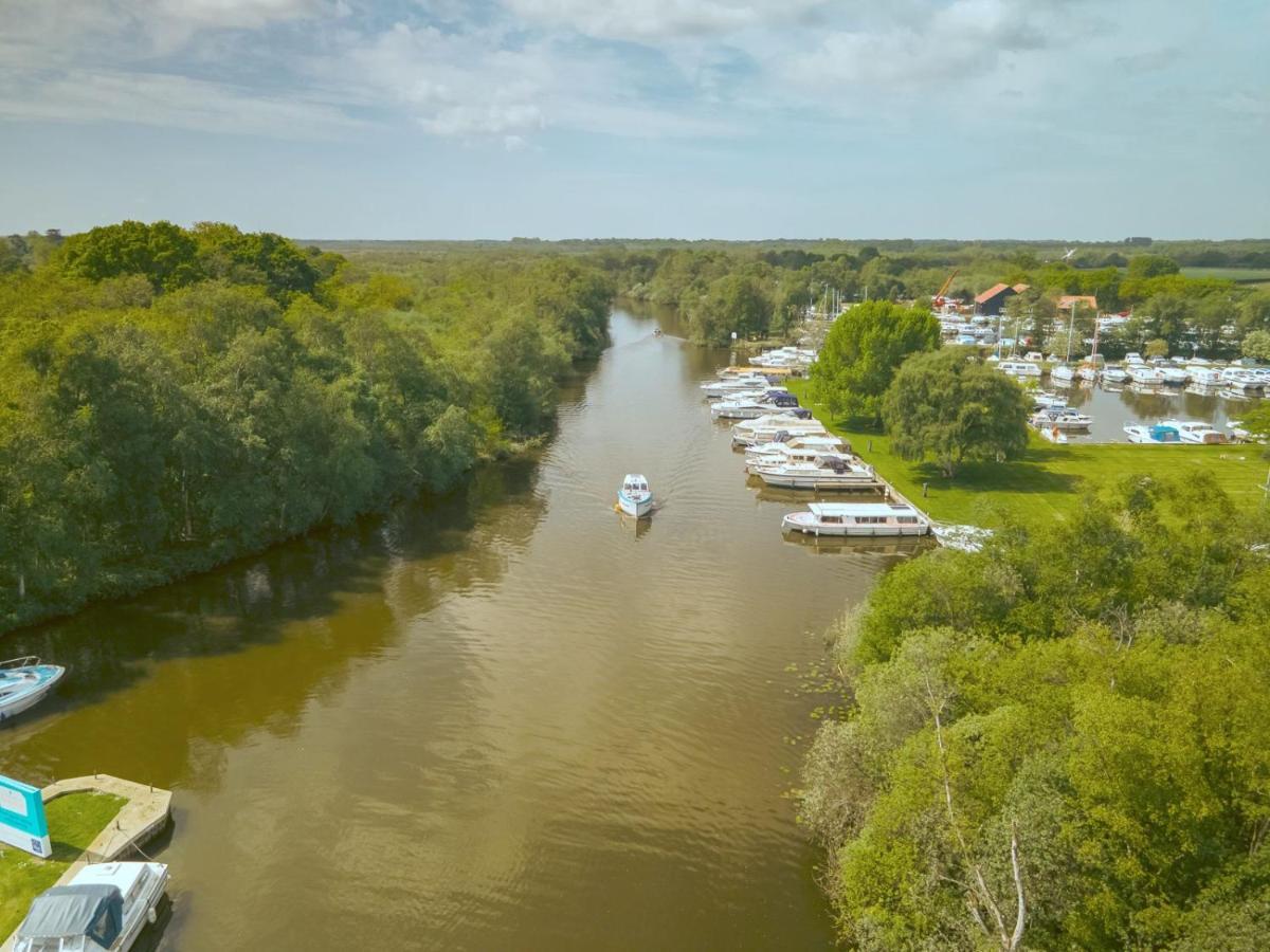 Adorable Two Bed Norfolk Broads Holiday Home - River Views With Moorings & Fishing Stalham Extérieur photo