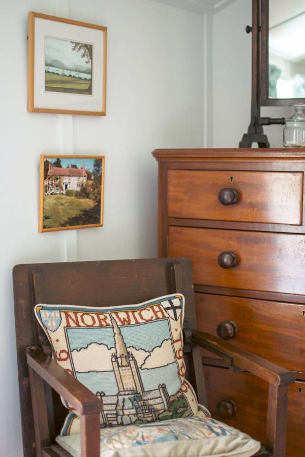 Adorable Two Bed Norfolk Broads Holiday Home - River Views With Moorings & Fishing Stalham Extérieur photo
