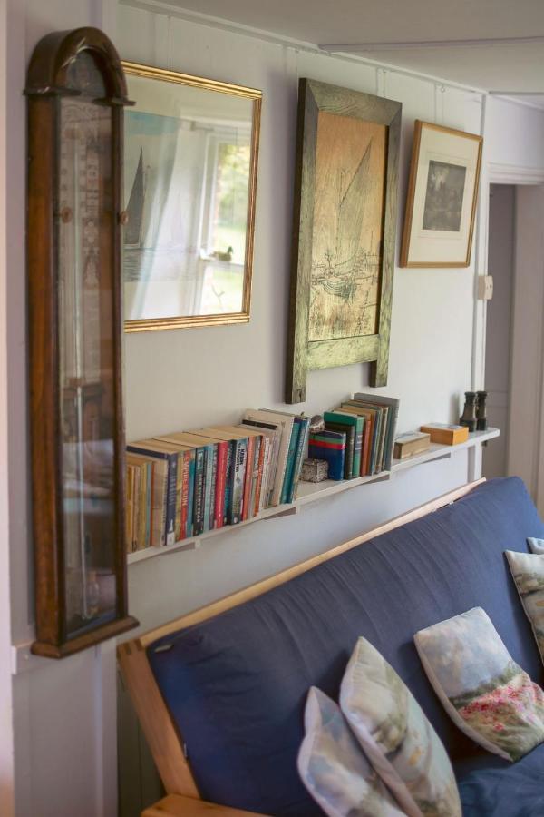 Adorable Two Bed Norfolk Broads Holiday Home - River Views With Moorings & Fishing Stalham Extérieur photo