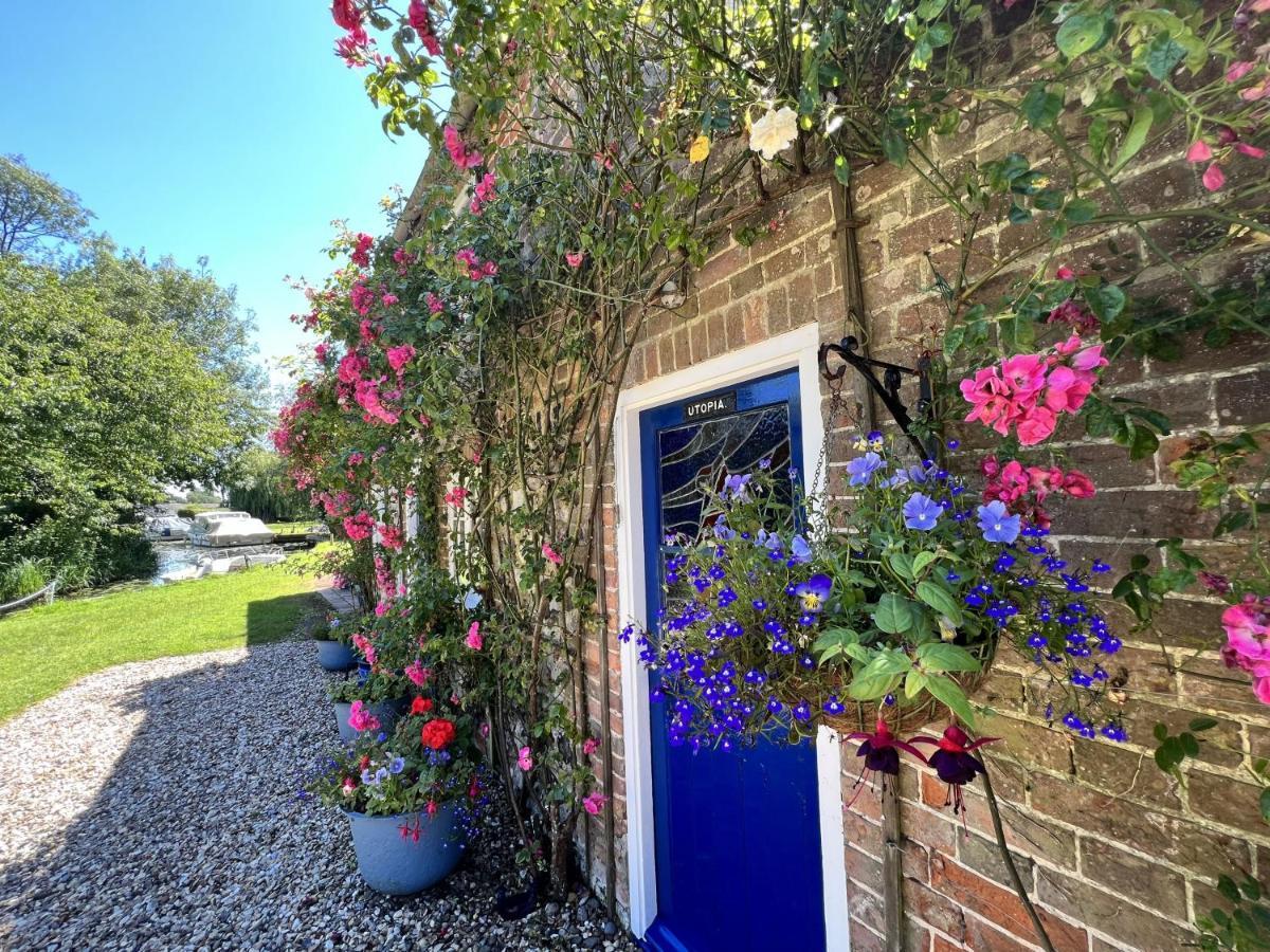 Adorable Two Bed Norfolk Broads Holiday Home - River Views With Moorings & Fishing Stalham Extérieur photo