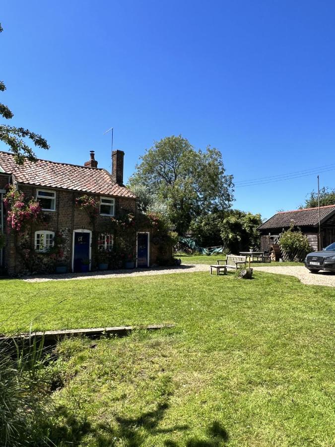 Adorable Two Bed Norfolk Broads Holiday Home - River Views With Moorings & Fishing Stalham Extérieur photo