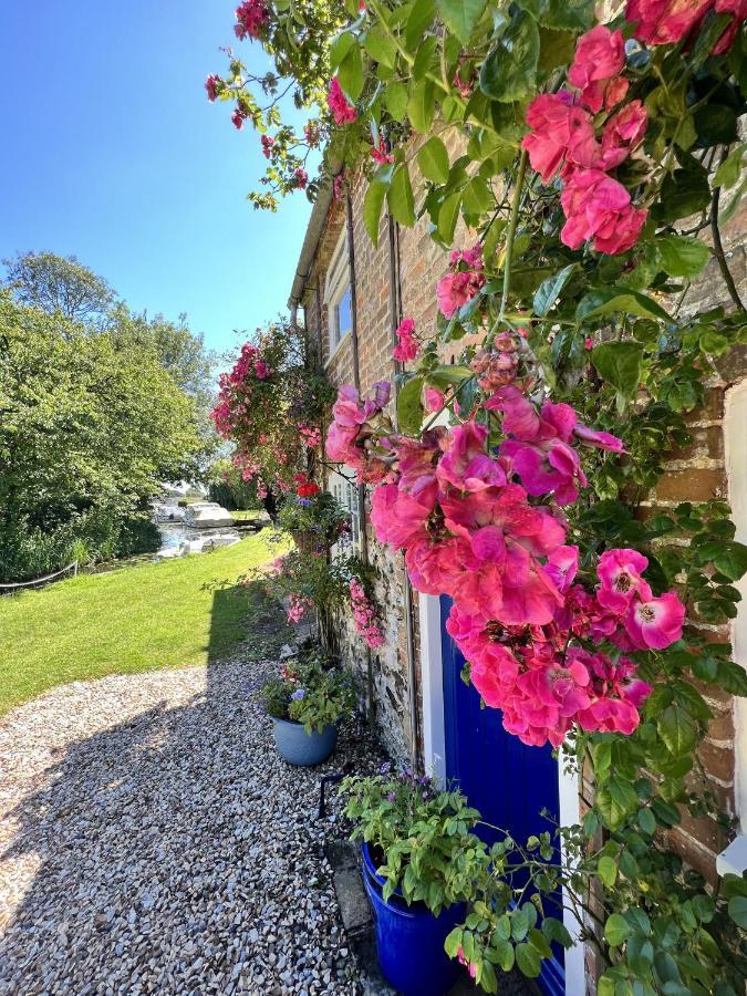Adorable Two Bed Norfolk Broads Holiday Home - River Views With Moorings & Fishing Stalham Extérieur photo