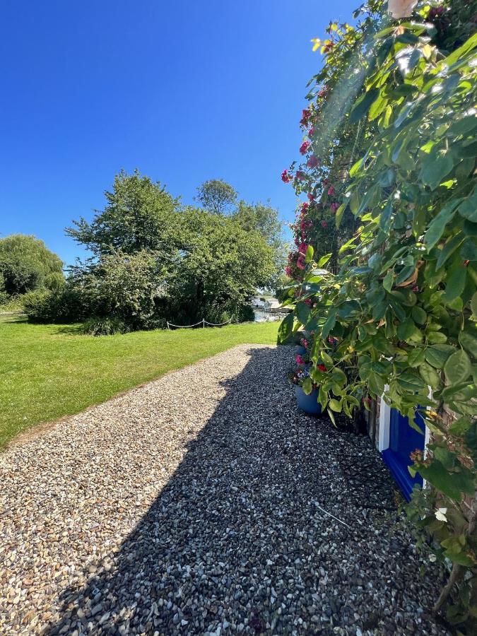 Adorable Two Bed Norfolk Broads Holiday Home - River Views With Moorings & Fishing Stalham Extérieur photo