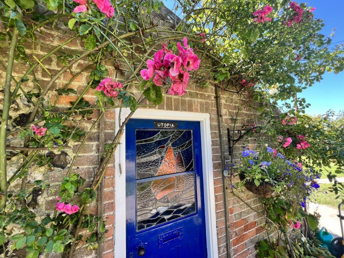 Adorable Two Bed Norfolk Broads Holiday Home - River Views With Moorings & Fishing Stalham Extérieur photo