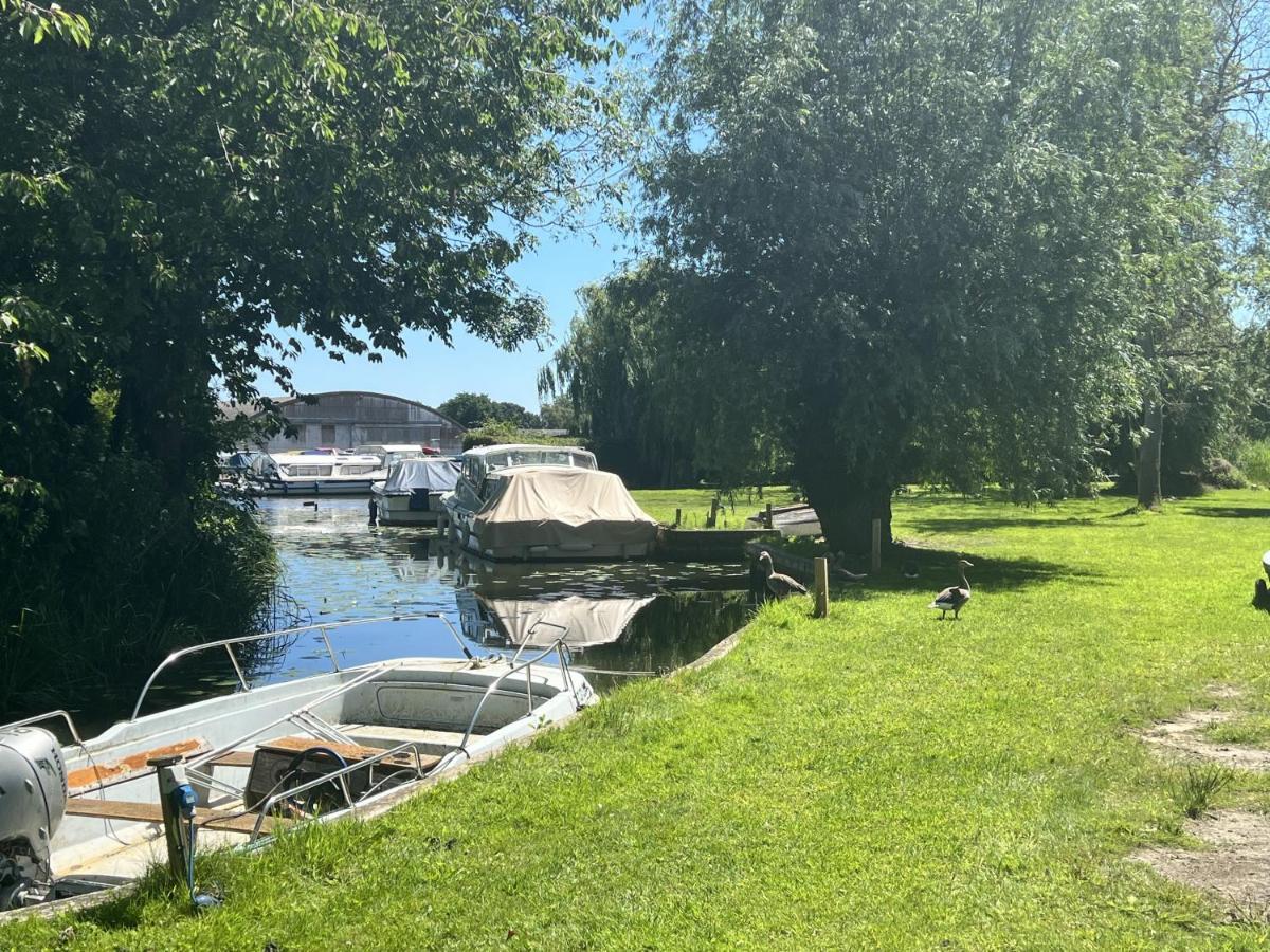 Adorable Two Bed Norfolk Broads Holiday Home - River Views With Moorings & Fishing Stalham Extérieur photo