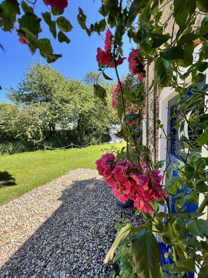 Adorable Two Bed Norfolk Broads Holiday Home - River Views With Moorings & Fishing Stalham Extérieur photo